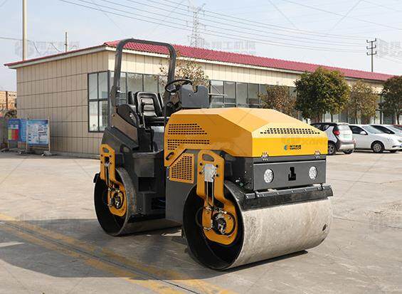  振動(dòng)壓路機(jī)