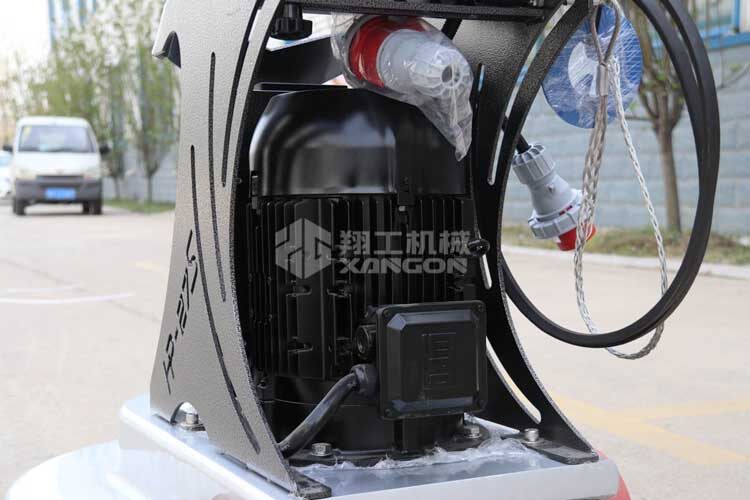 拋光機是為了讓地面表面有光澤，需要先研磨后才可以拋光。拋光分為粗拋和精拋，這時候可以使用拋光機，配合拋光墊，提高地面的光澤度。高速地坪拋光機讓你輕松完成地坪拋光工作，提高地坪亮度。