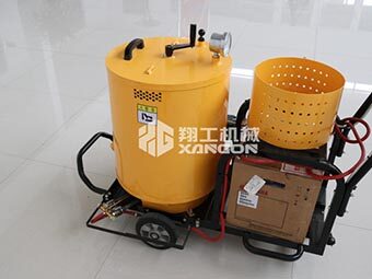瀝青灌縫機廠家迎合路面養(yǎng)護需求，適應(yīng)市場變化