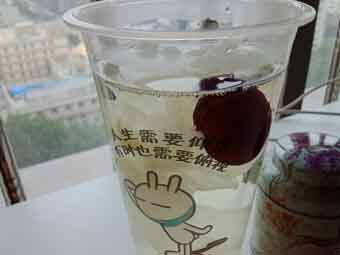 炎炎夏日到來，一杯銀耳紅棗美如詩！