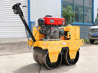 小型壓路機(jī)雨季夜間施工應(yīng)該注意哪些問題呢？